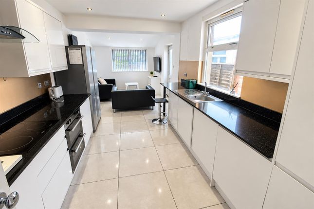 5-bed house on Dogfield Street, Cardiff, £2,800/mo
