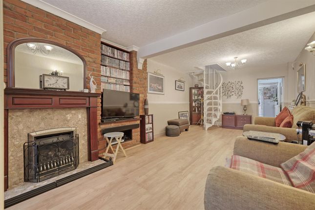 427, South Ordnance Road, Enfield photo 4