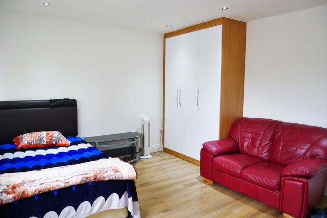 Thumbnail Room to rent in Boston Road, London