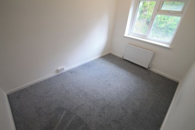 244a, LUTON photo 4