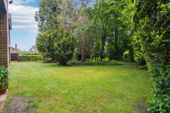 7 Laurel Court, Long Park, Amersham photo 2