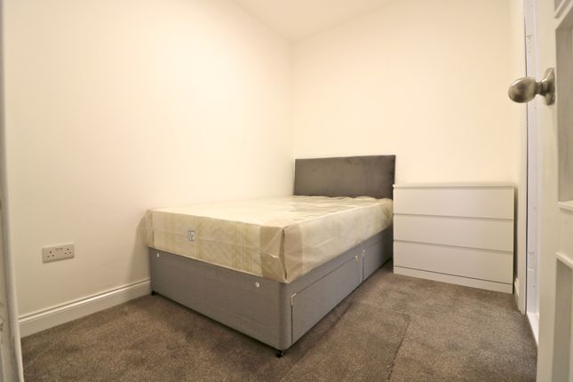 Room to rent in St. Marys Square, London
