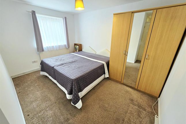 17, Huxley Close, Northolt photo 3