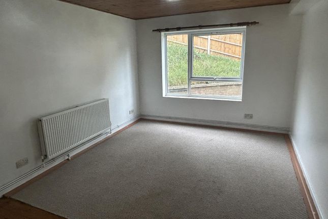 Flat 8, Abbots Court, Claret Gardens, London photo 4