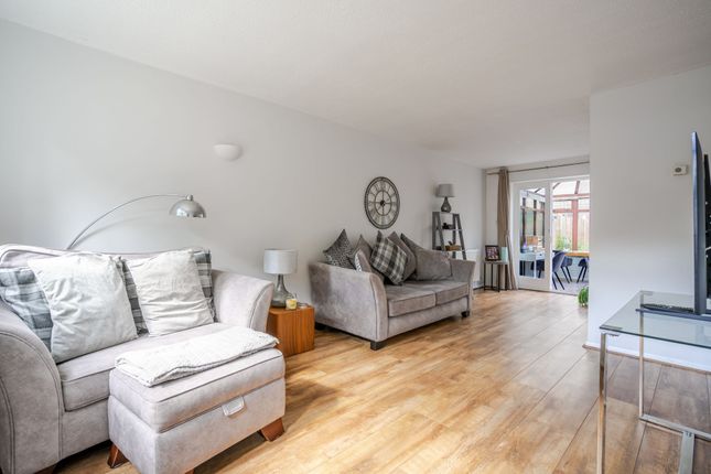 6 Stanmore Close, Ascot photo 2