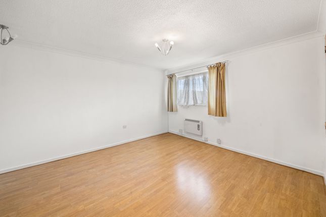 3, Dacre Close, Greenford photo 4