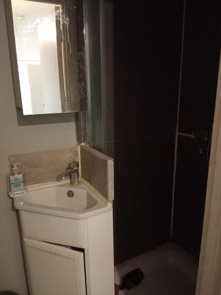 Studio Flat To Let, Victoria Road, London photo 3