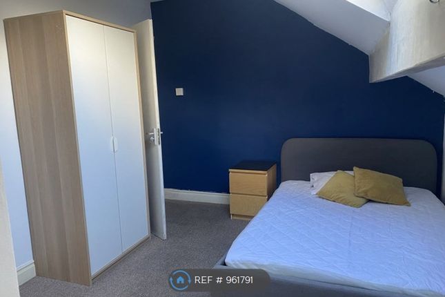 Room to rent in Grosmont Place, Leeds