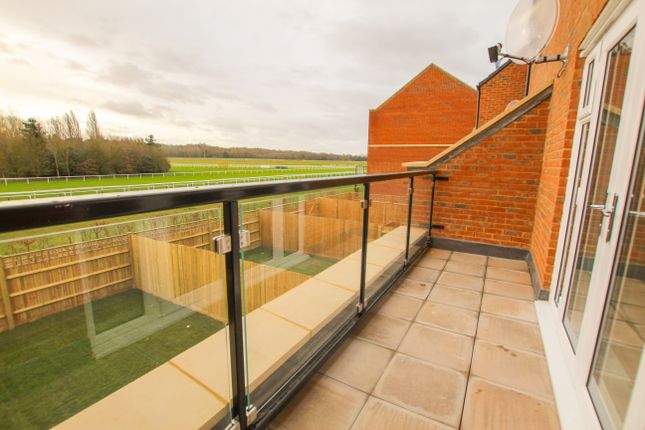 16, Fairstone, Newbury photo 5