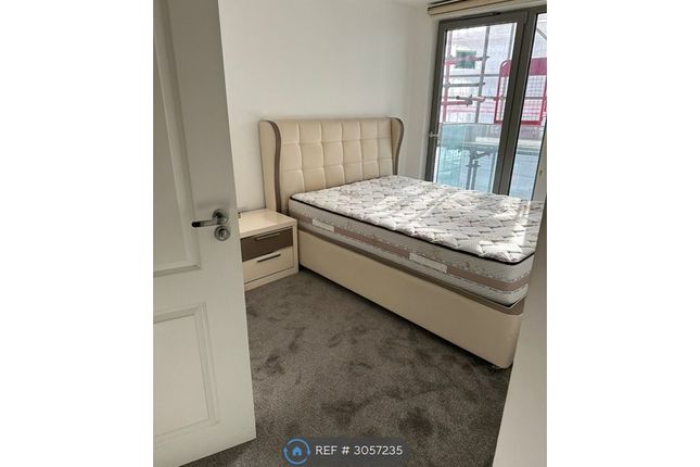 Flat  Merlin Heights, Merlin Heights Waterside Way, London photo 4
