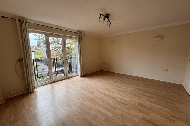 6, Pond House, Chertsey photo 4