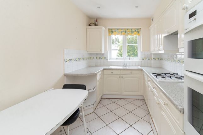 8 Wilton Court, Edgware photo 3
