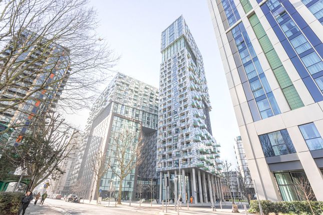 Thumbnail Flat for sale in Lincoln Plaza, South Quay