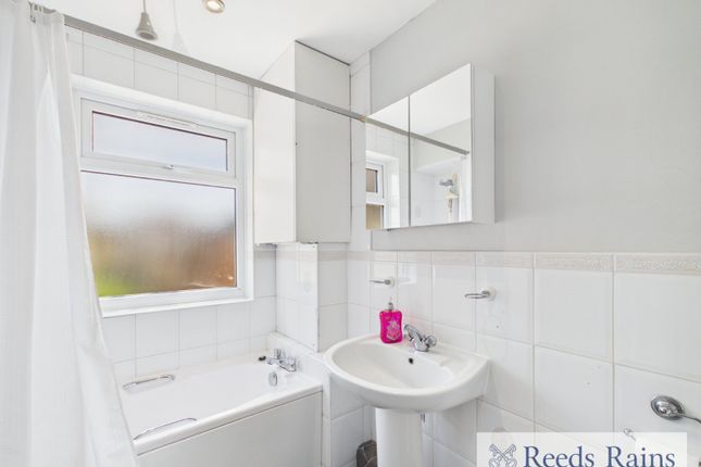 21, Laburnum Avenue, Hornchurch photo 4