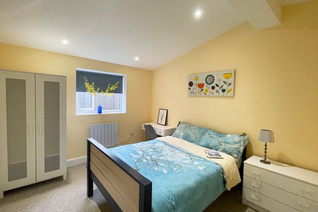 Thumbnail Flat to rent in Derwent Avenue, London