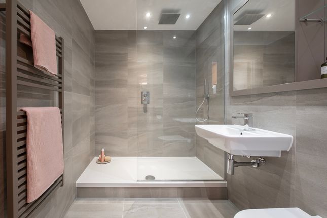1001 Rhodes East, Quarry Hill, Leeds photo 5