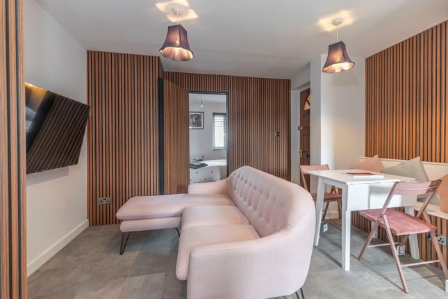 10 Cobham Court, Tewkesbury Road, Cheltenham photo 2