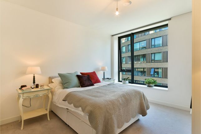 Flat to rent in Wood Crescent, London