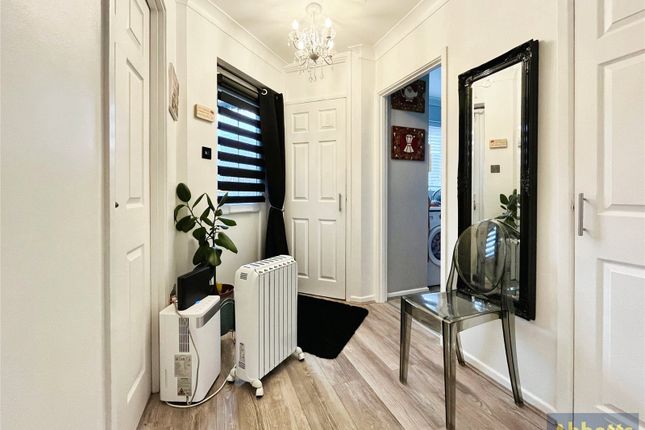 Moat Rise, Rayleigh, Essex SS6, 1 bedroom flat for sale - 69062441 ...