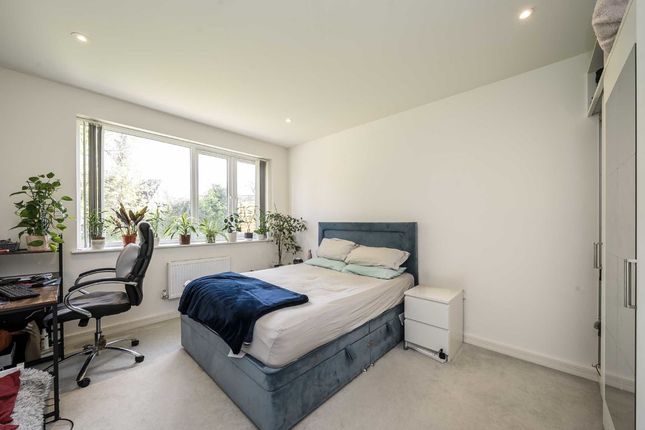 Flat to rent in High Street, Feltham