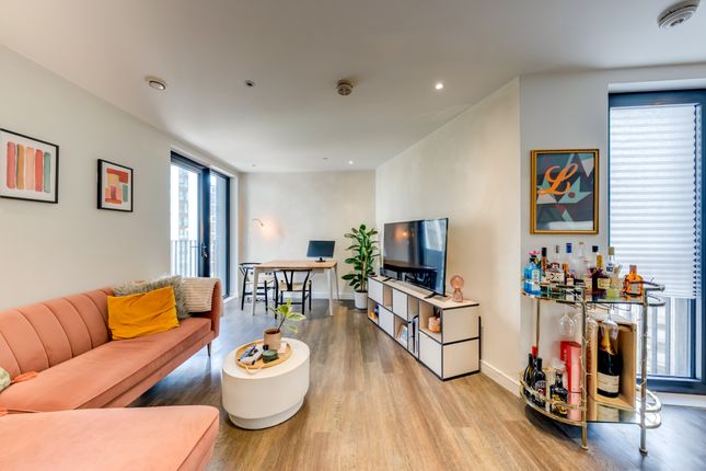 Flat 28, Thomas York House, Woolwich High Street, London photo 4