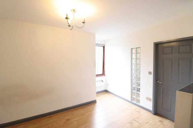 Flat to rent in Buckingham Place, High Wycombe