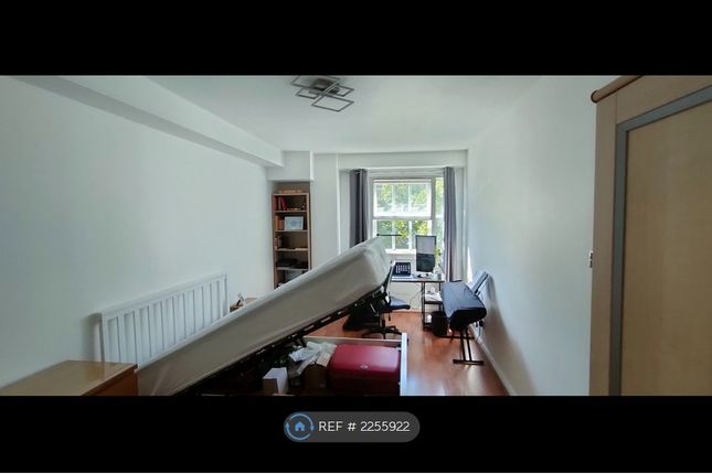 Flat, Royal Tower Lodge Cartwright Street, London photo 5