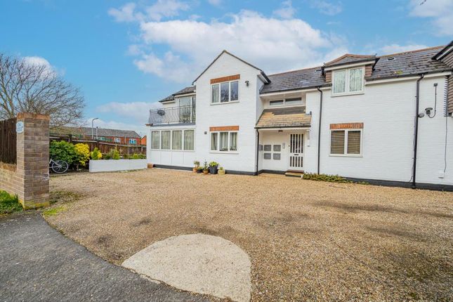 1-bed flat on Flat 1, Oak Lodge, Park Corner, Windsor, £235,000