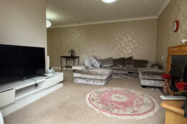 31 Potters Court, Darkes Lane, Potters Bar photo 3