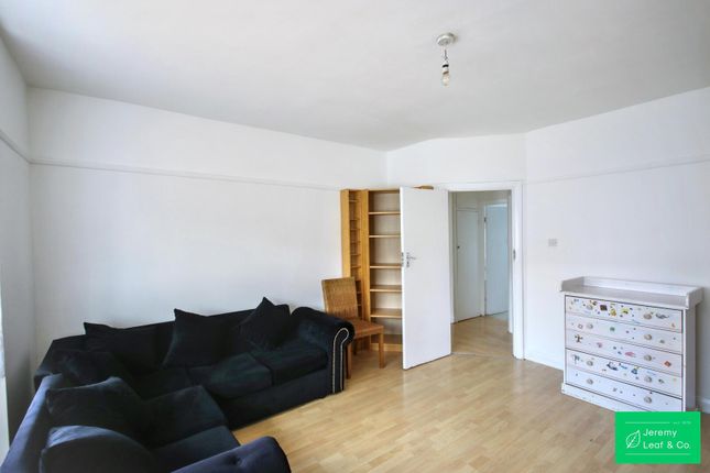 22, The Lindens, Friern Park, London photo 4