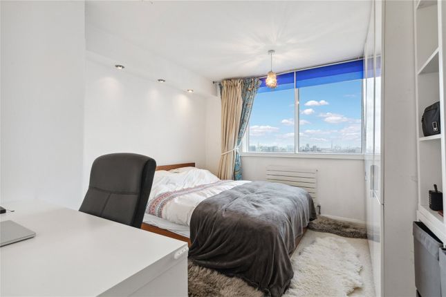 Flat for sale in Notting Hill Gate, London