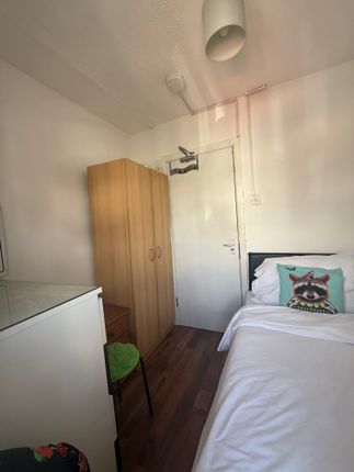 58, Tamworth Lane, Mitcham photo 4