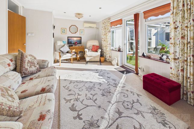 7 Rackham Close, Crawley photo 3