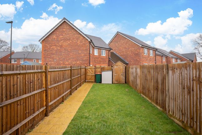 3 Crosswater Road, Crawley photo 4