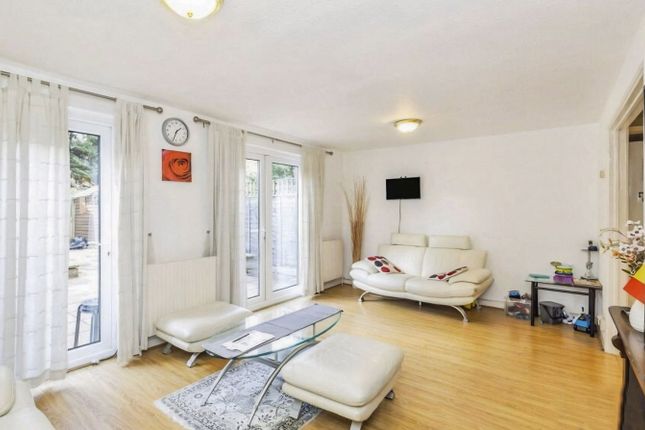 27, Bennett Close, Hillingdon photo 3