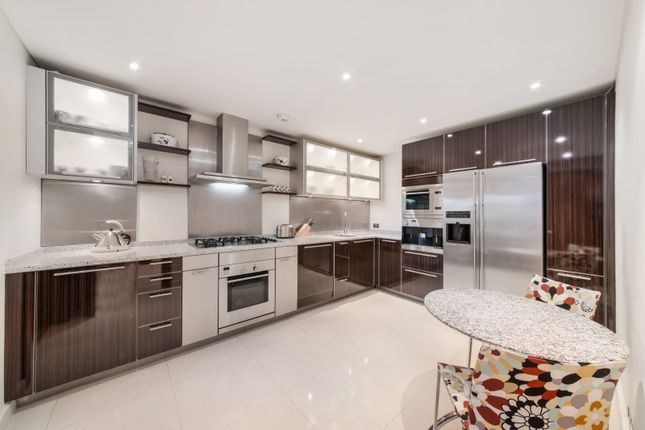 Apartment 4.8, 22, Trevor Square, London photo 4