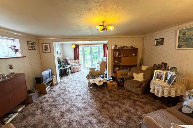 77, Tachbrook Road, Feltham photo 2