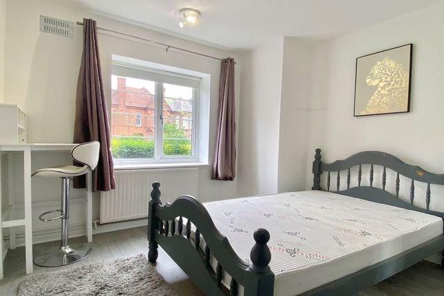 Flat to rent in Gladstone Avenue, London