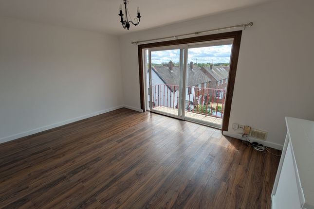 12 St. John Court, Luton photo 2