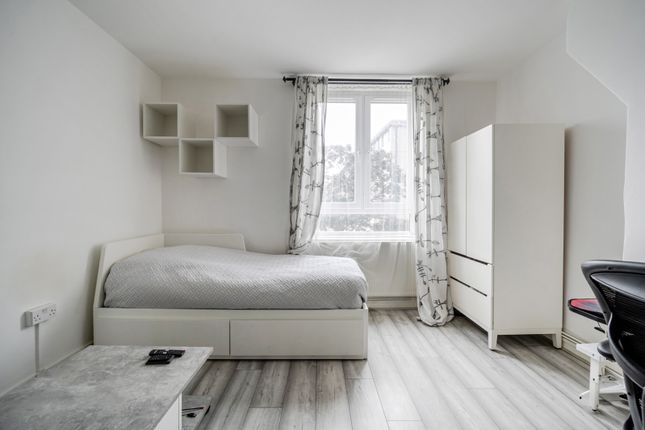 Flat 13, Faversham House,, Kinglake Estate, London photo 4