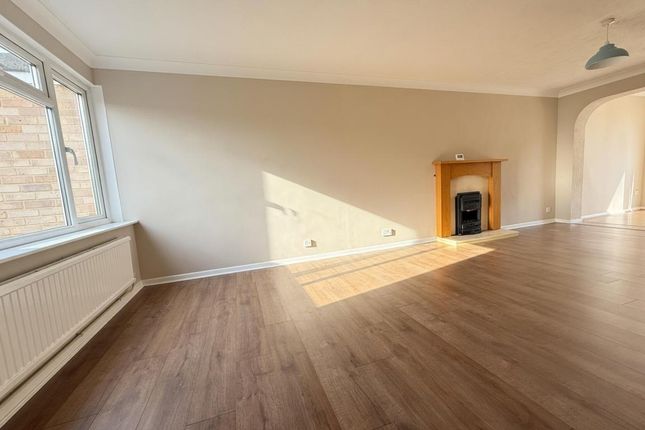 6, French Gardens, Camberley photo 3