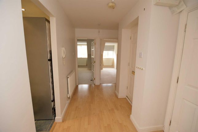 32, Basildon Close, Watford photo 5