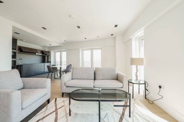 Flat for sale in Keybridge Tower, Exchange Gardens, Vauxhall, London