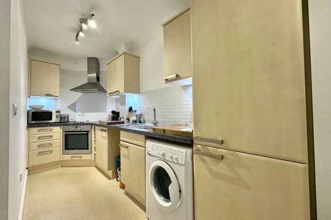 Apartment 52, Dorchester Court, 283, London Road, Surrey photo 4