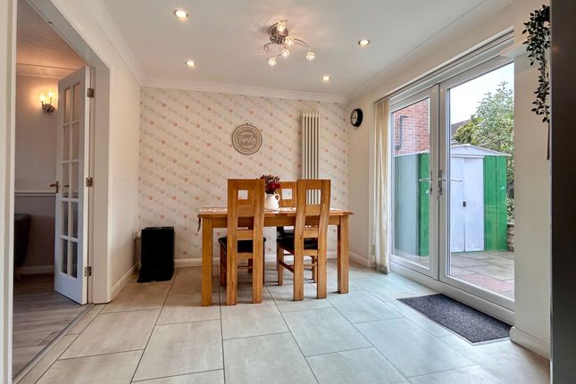 14 Kempsford Close, Manchester photo 4