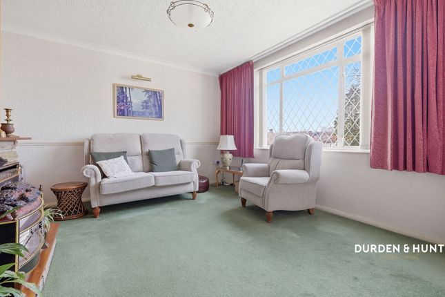 8 Goldingham Avenue, Loughton photo 2