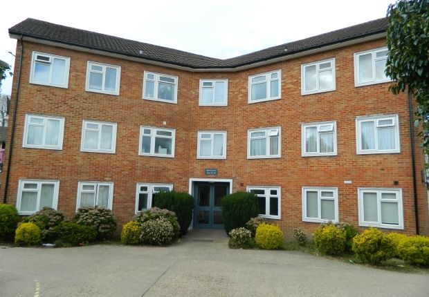 Thumbnail Flat to rent in Pelham Court, Bishopric, Horsham