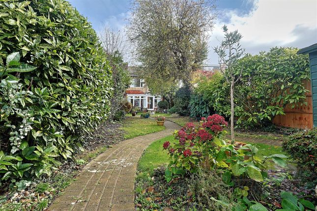 40, Buckingham Close, Enfield photo 3