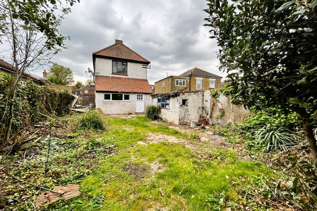 Detached house to rent in Vale Road, Gravesend, Kent