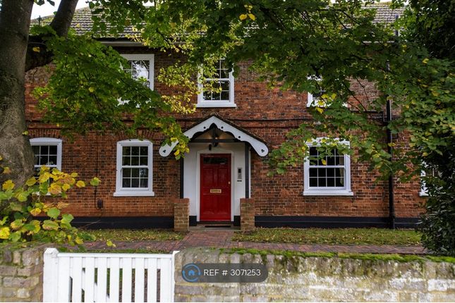 Flat, Charlton Road, Shepperton photo 2